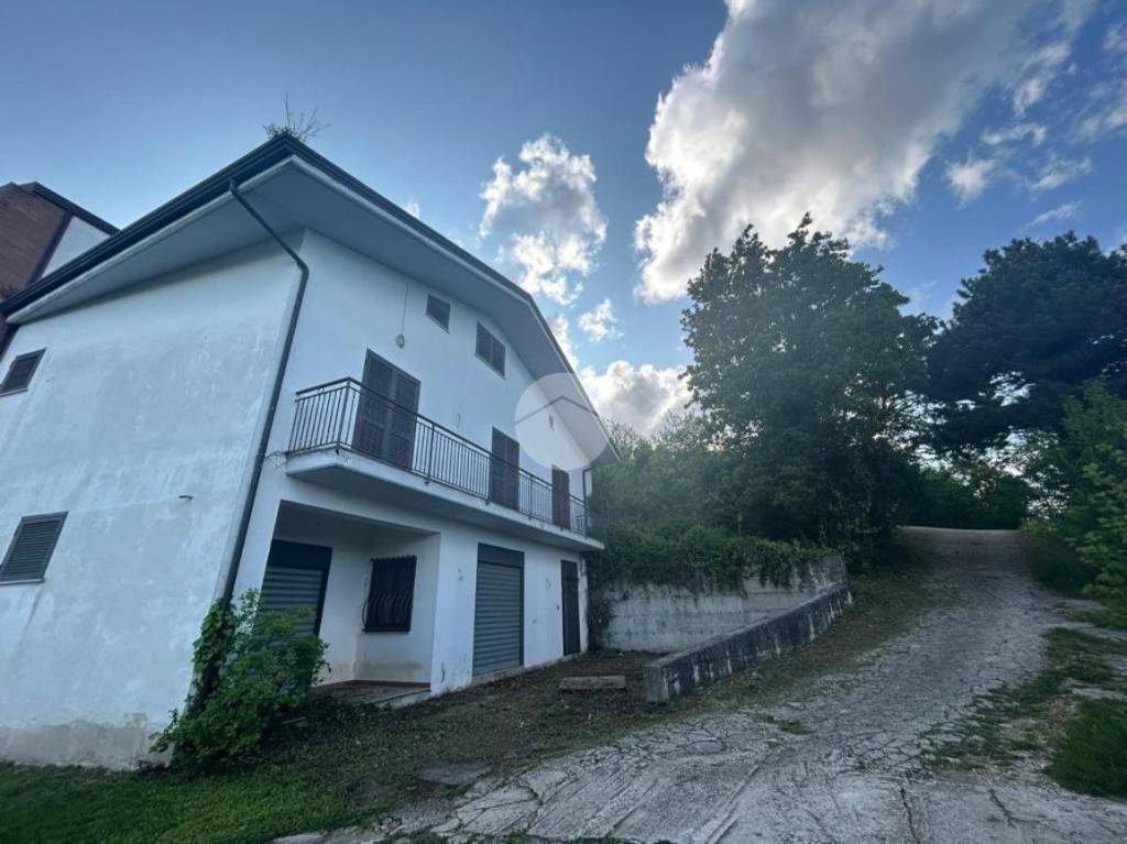 Villa Bifamiliare in vendita a Ospedaletto d'Alpinolo contrada Tuoro