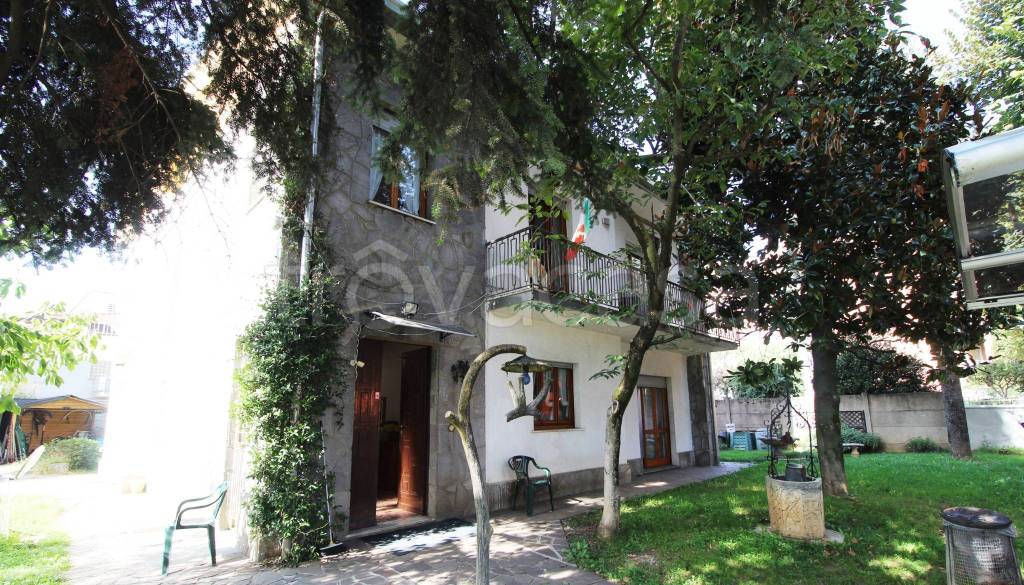 Villa Bifamiliare in vendita a Rescaldina via Roma, 11