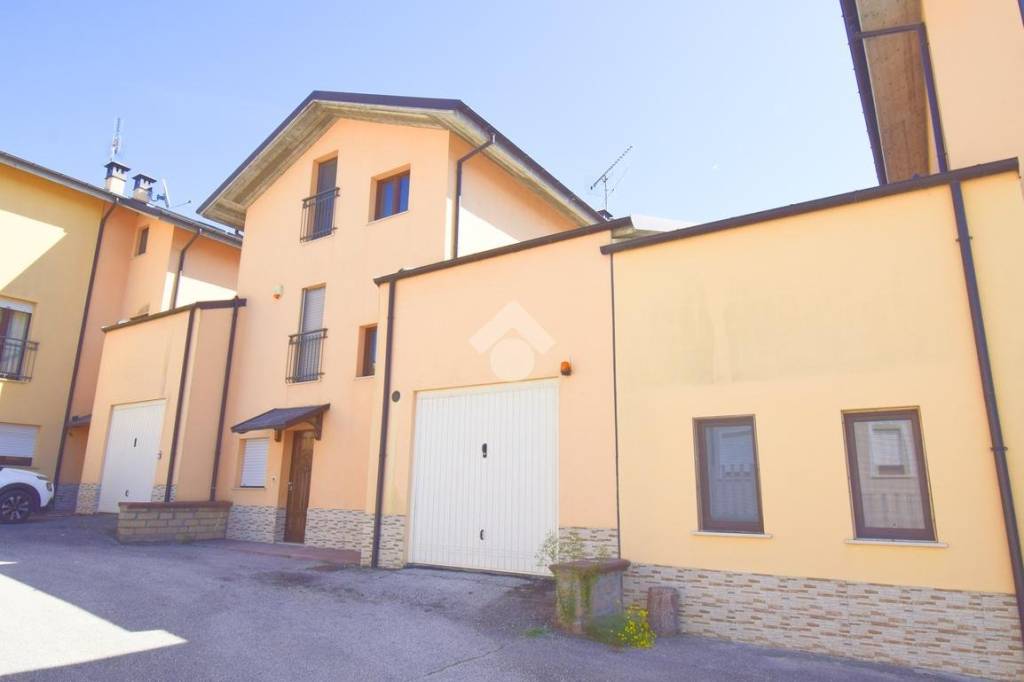 Villa a Schiera in vendita a L'Aquila via dello Sport, 9