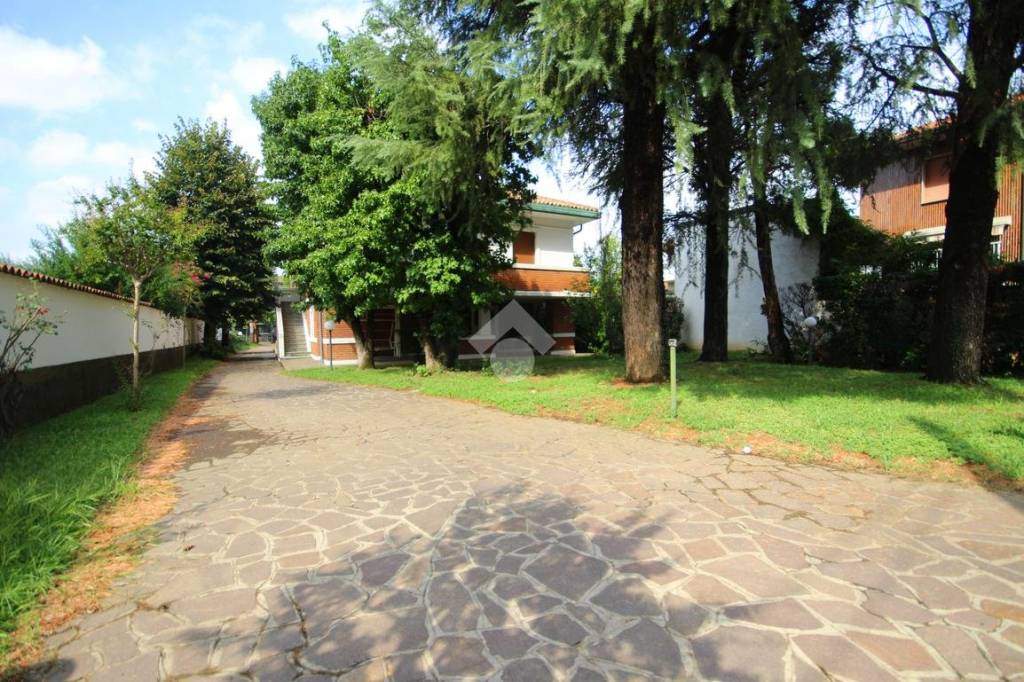 Villa in vendita a Cornaredo via Serbelloni, 20