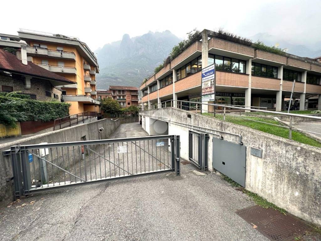 Garage in vendita a Darfo Boario Terme viale Alcide De Gasperi, 23