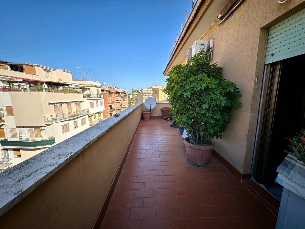 Appartamento in vendita a Roma via Clemente ix, 107