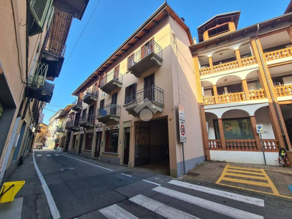 Intero Stabile in vendita a Castellamonte via IV Novembre, 9
