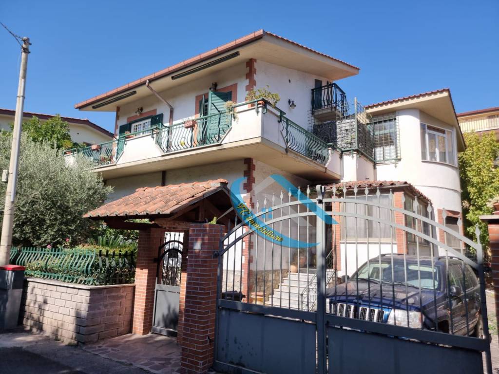 Casa Indipendente in vendita a Guidonia Montecelio via Federico Confalonieri, 8