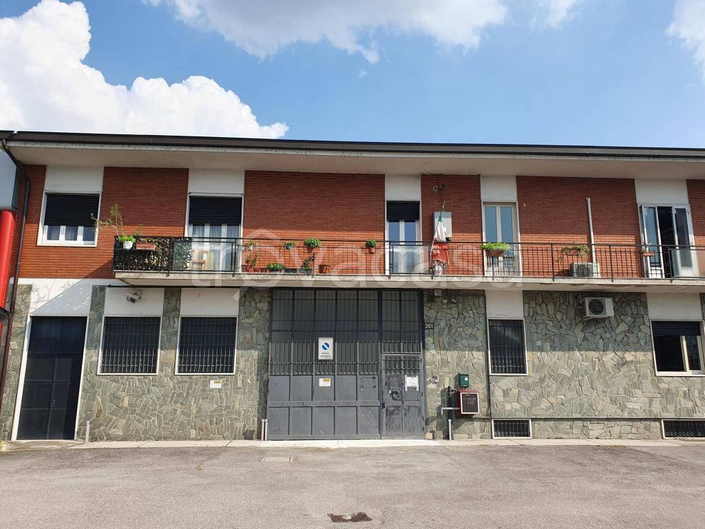 Capannone Industriale in vendita a Milano via Lorenteggio, 261
