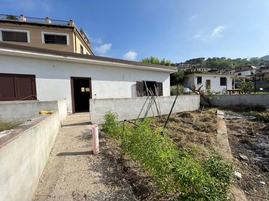 Casa Indipendente in vendita a Pozzuoli via suolo san gennaro