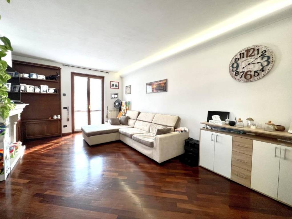 Appartamento in vendita a Caino via Villa Sera