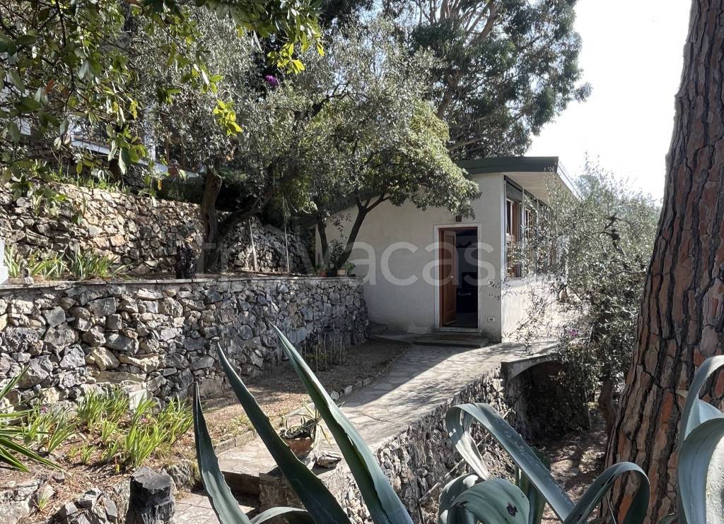 Villa in vendita a Finale Ligure via Giuseppe Cavassola