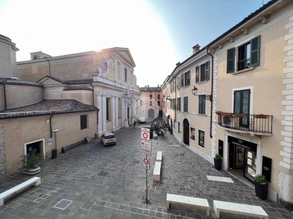 Casa Indipendente in vendita a Desenzano del Garda piazza Duomo, 24