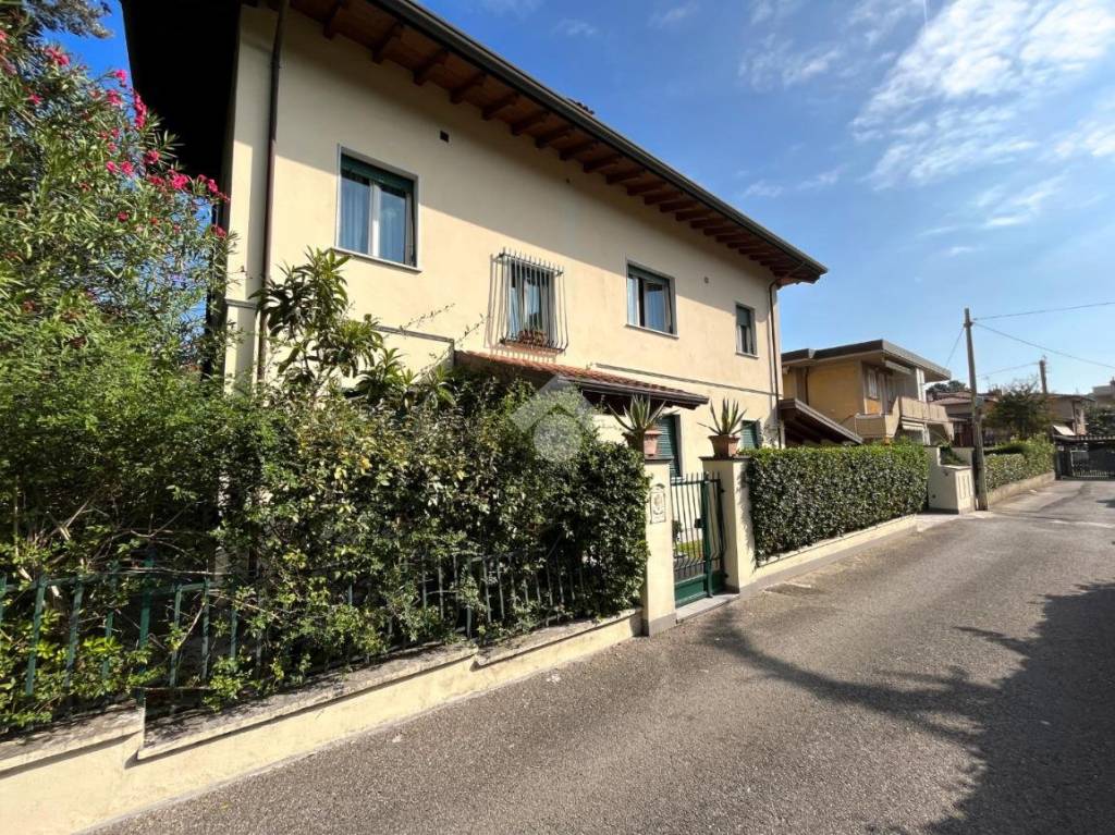 Villa Bifamiliare in vendita a Massa viale Roma, 309