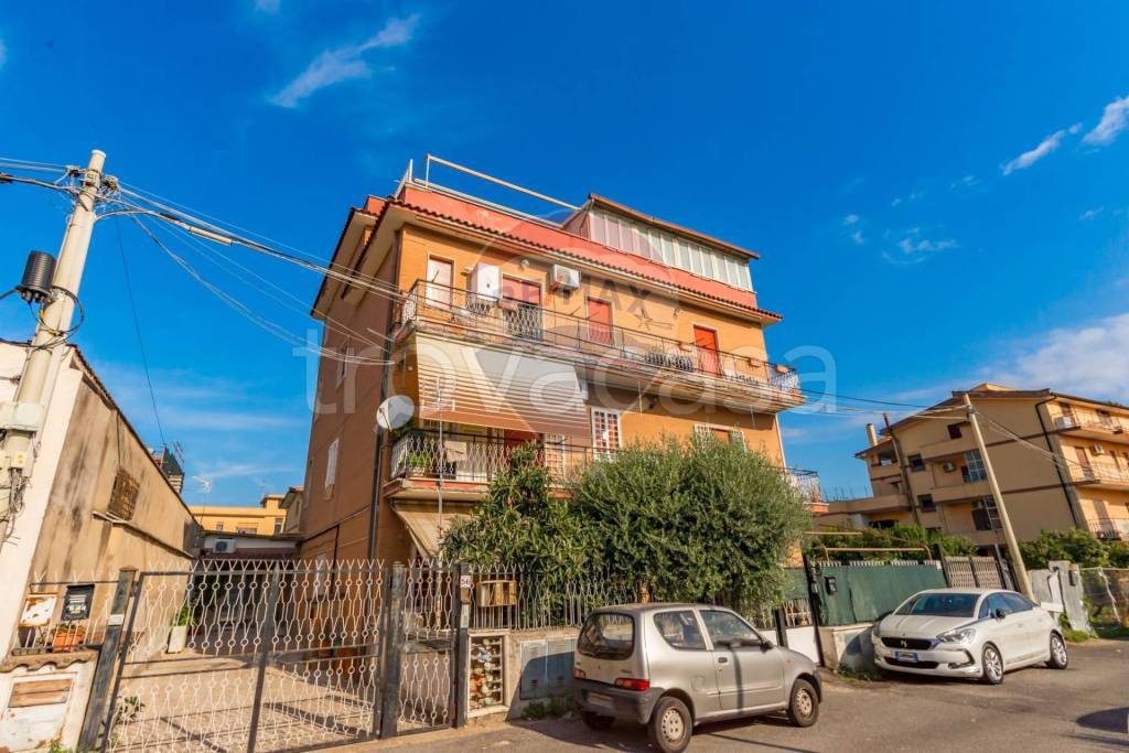Appartamento in vendita a Roma via Roccafluvione, 56