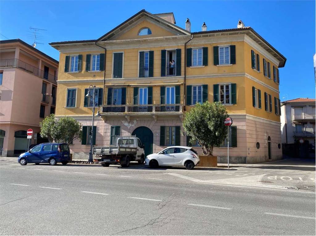 Appartamento in vendita ad Angera piazza Garibaldi, 1