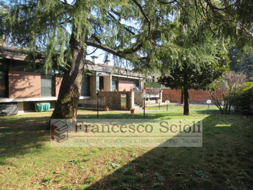Villa in vendita a Saronno via Monte Grappa 18,
