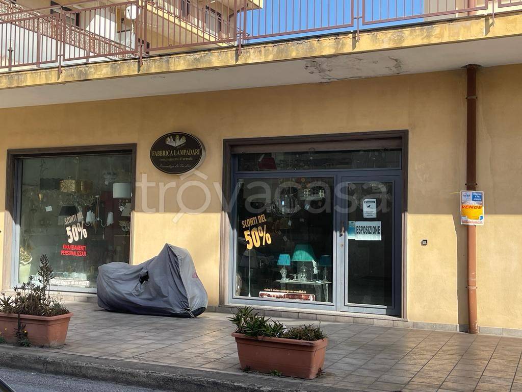 Negozio in vendita a Messina via Consolare Valeria