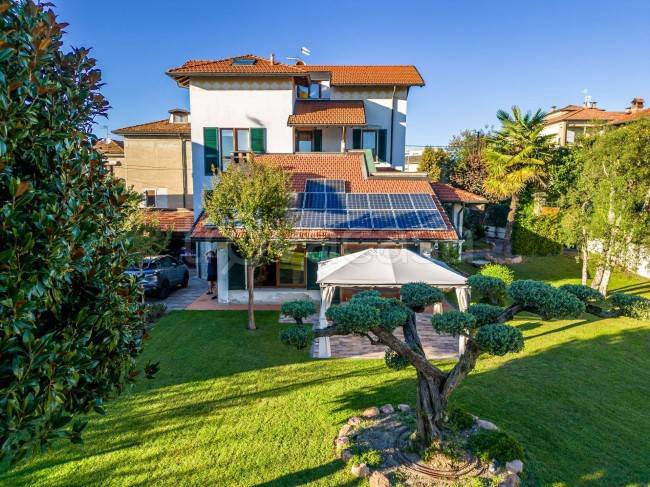 Villa in vendita a Malnate via Emilio Macazzola, 15
