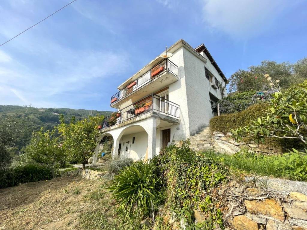Casa Indipendente in vendita a Sanremo strada Suseneo Superiore, 40