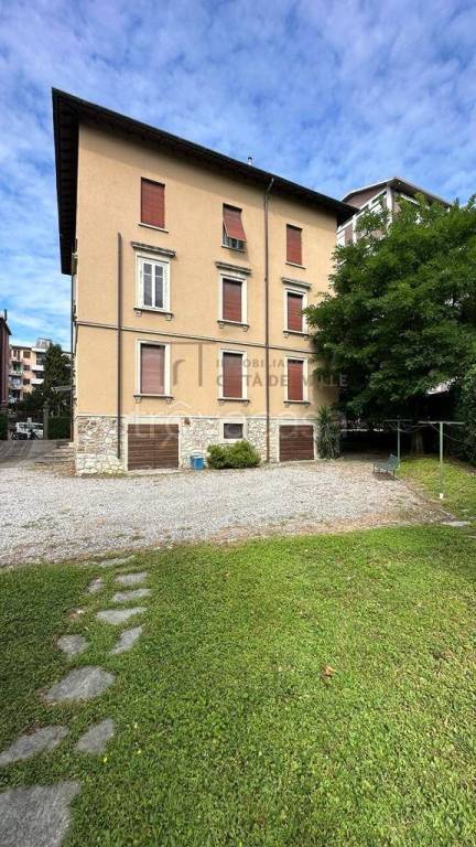 Casa Indipendente in vendita a Bergamo via Borgo Santa Caterina