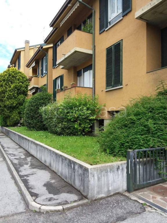 Appartamento in in vendita da privato a Barzanò via Roma, 5