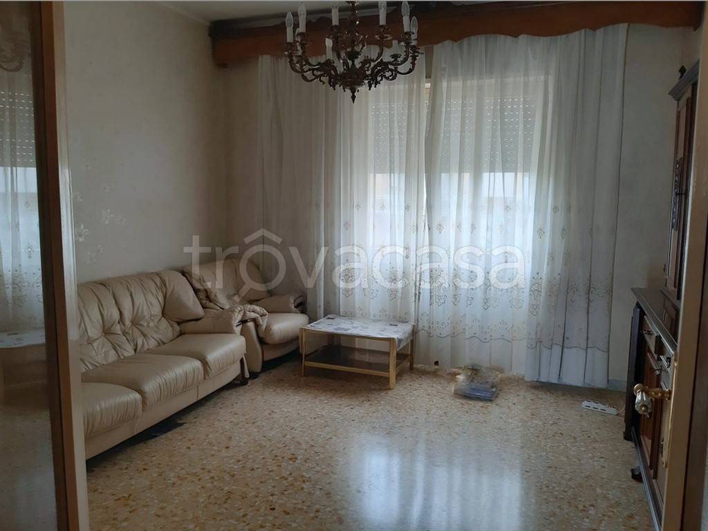 Appartamento in vendita a Roma via Cornelio Sisenna