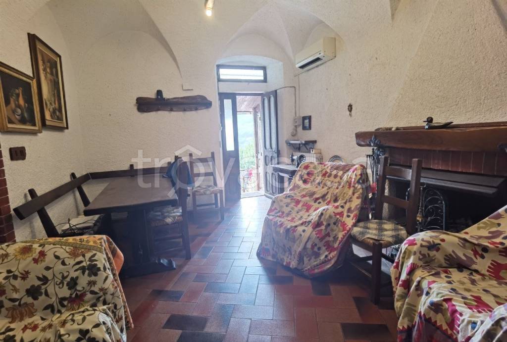 Casa Indipendente in vendita a Finale Ligure piazza Martiri di Perti