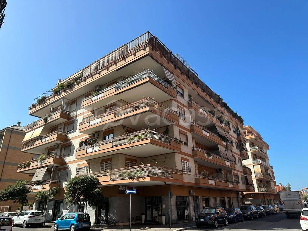 Appartamento in vendita a Roma via Francesco Grenet