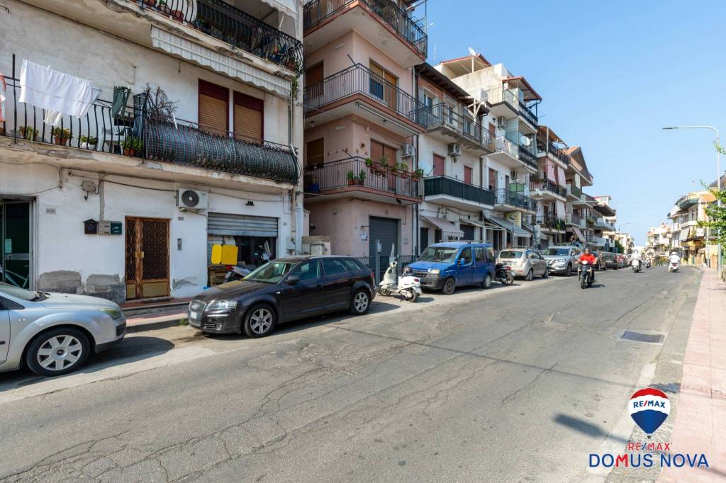 Negozio in vendita a Giardini-Naxos via Vittorio Emanuele, 205