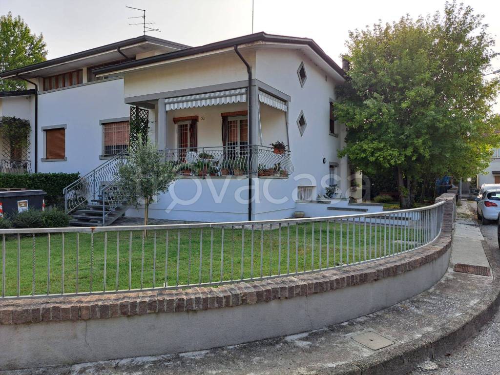 Villa Bifamiliare in vendita a Finale Emilia via Alessandro Volta, 5