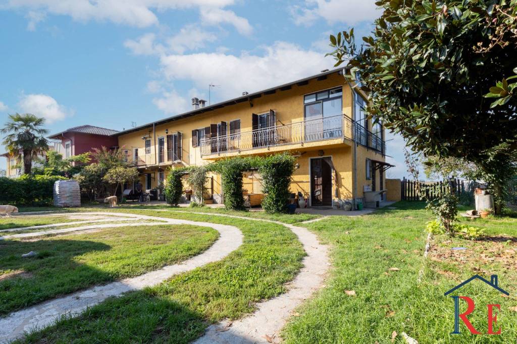 Villa in vendita a Cavour via Roma