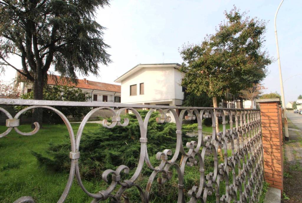 Villa in vendita ad Abbiategrasso via Eugenio Mor, 3