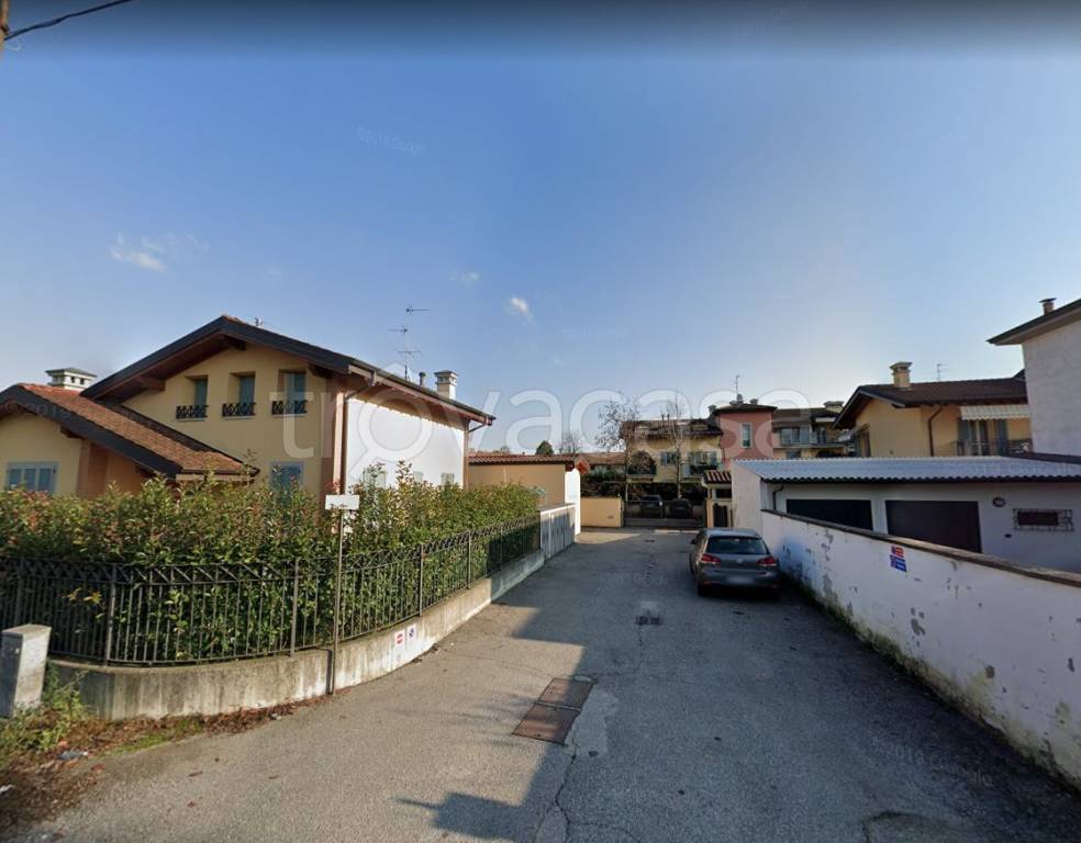 Garage in vendita a Canonica d'Adda via Brembate, 14