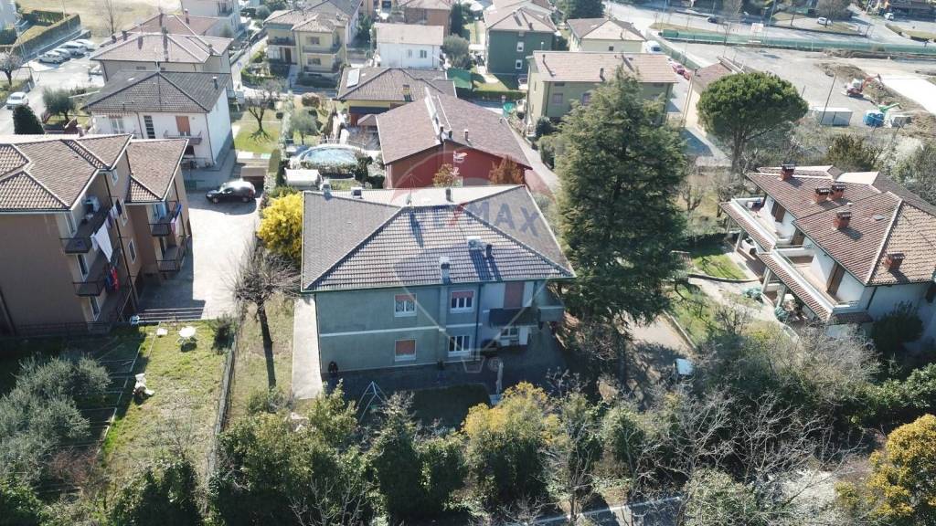 Villa in vendita a Desenzano del Garda via monte baldo