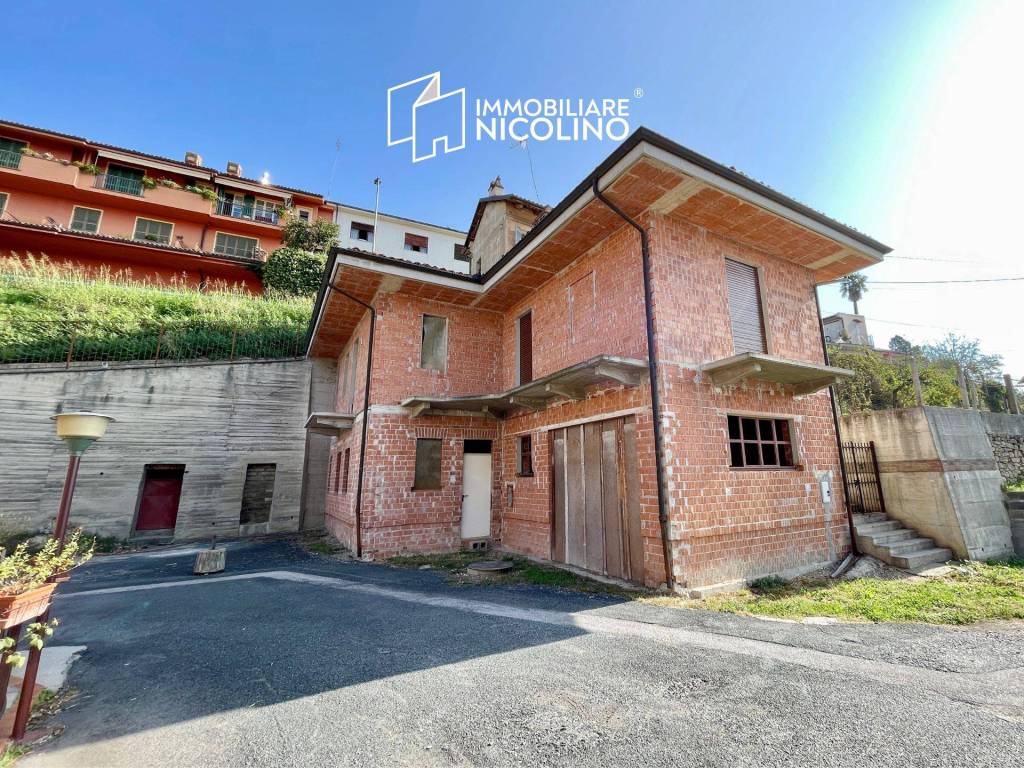 Villa in vendita a Monforte d'Alba via 24 Maggio