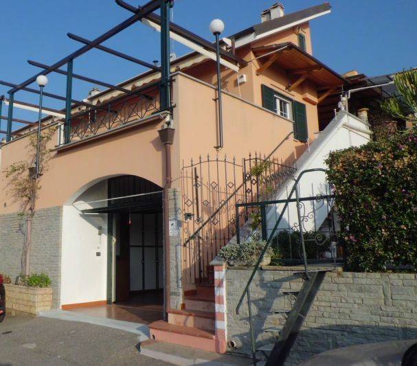 Casa Indipendente in vendita a Ceriale via Enrico Pietrafraccia