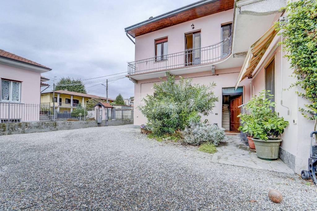 Villa in vendita a Cardano al Campo via Guglielmo Oberdan 1