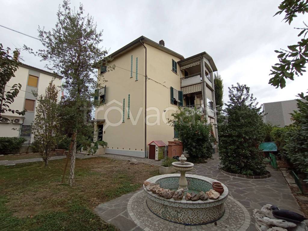 Villa Bifamiliare in vendita a Fiorenzuola d'Arda via Emilia, 17