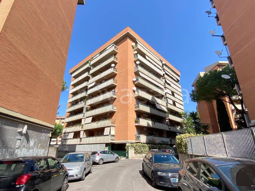 Appartamento in vendita a Roma via Francesco Gentile