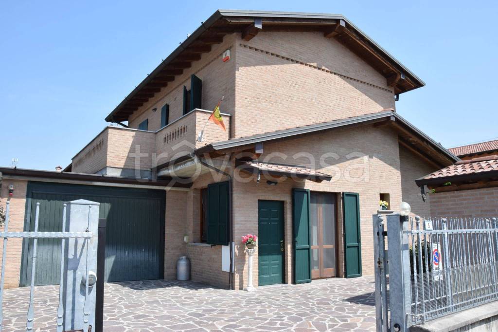 Villa a Schiera in in vendita da privato a Casaletto Vaprio via Regina della Pace, 7