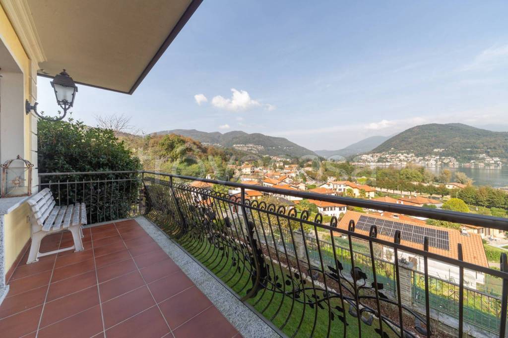Villa in vendita a Lavena Ponte Tresa via Combi, 12