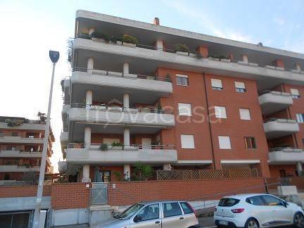 Appartamento in vendita a Pomezia via Giulio Cesare