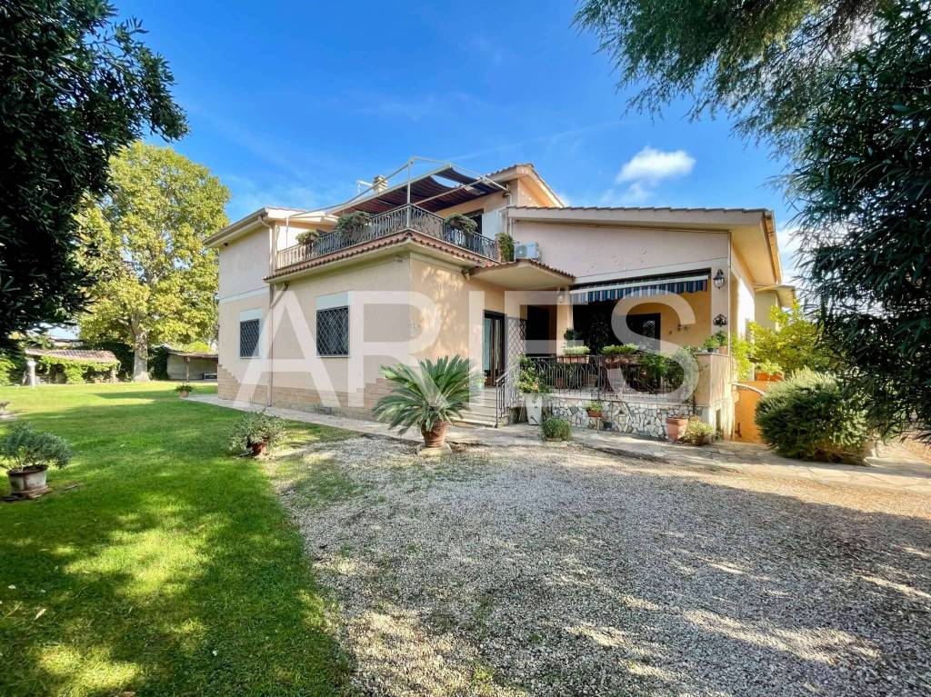 Villa in vendita a Roma via Strigno