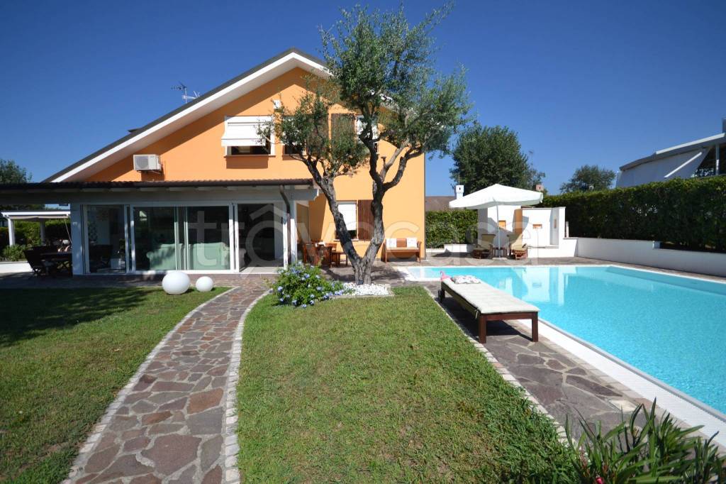 Villa Bifamiliare in vendita a Rosolina via Quinta Est