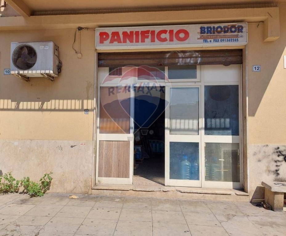 Negozio in vendita a Palermo via Ruggero Loria, 12