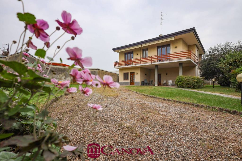 Villa in vendita a Rovello Porro via Ugo Foscolo, 1