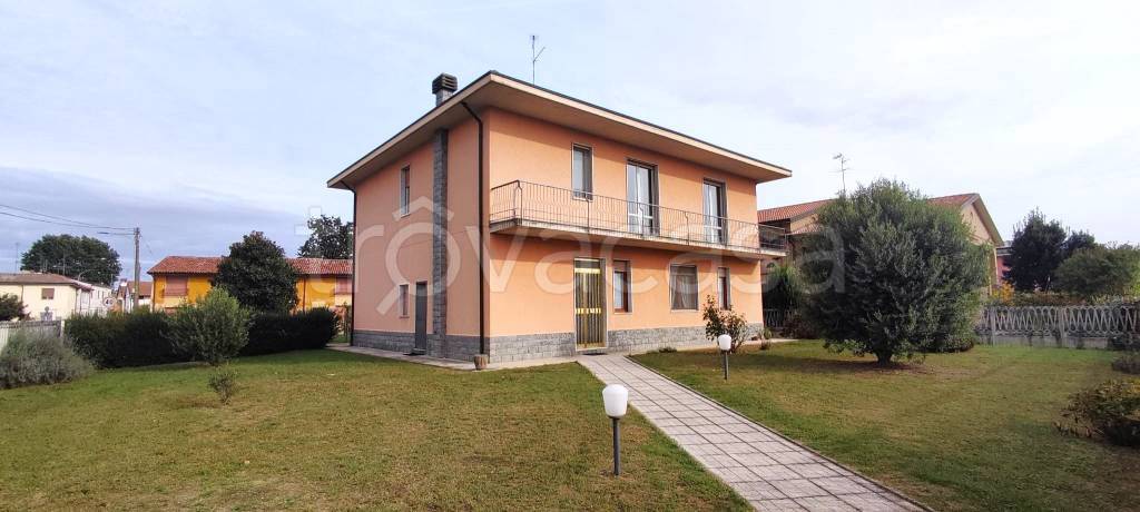 Villa in vendita a Torrevecchia Pia via Alessandro Manzoni, 2