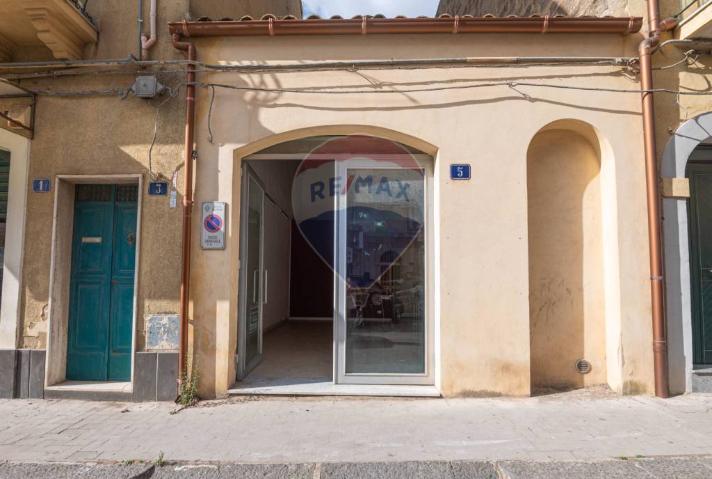 Negozio in vendita a Caltagirone via Trento, 5