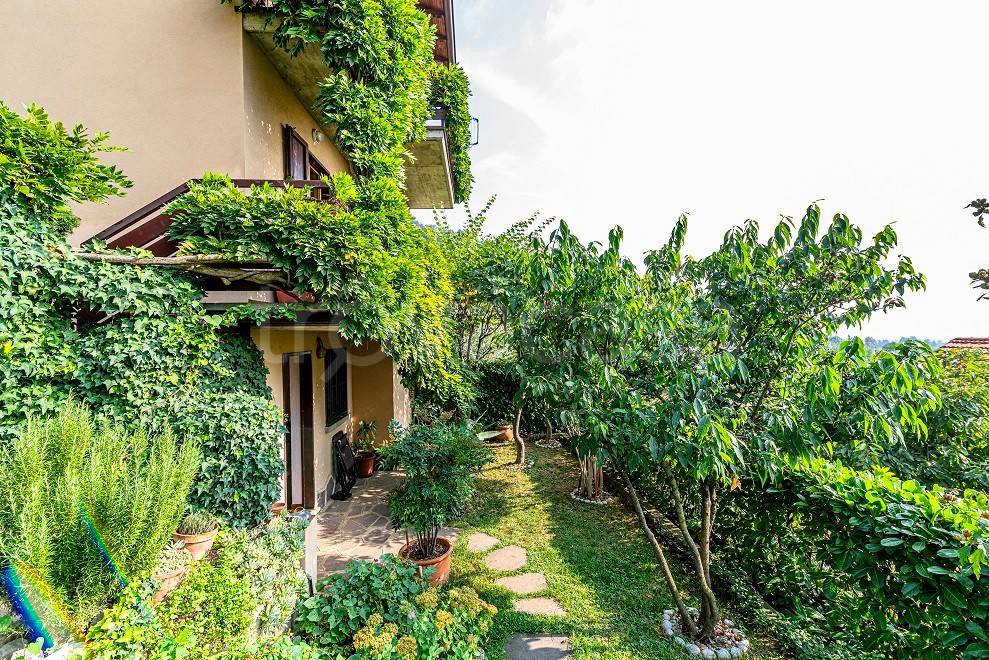 Villa a Schiera in vendita ad Alzano Lombardo via Caprini, 31