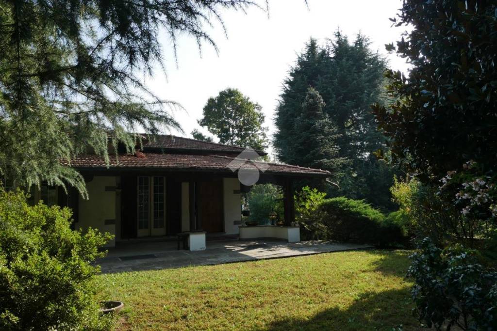 Villa Bifamiliare in vendita a Faloppio via Manzoni, 4