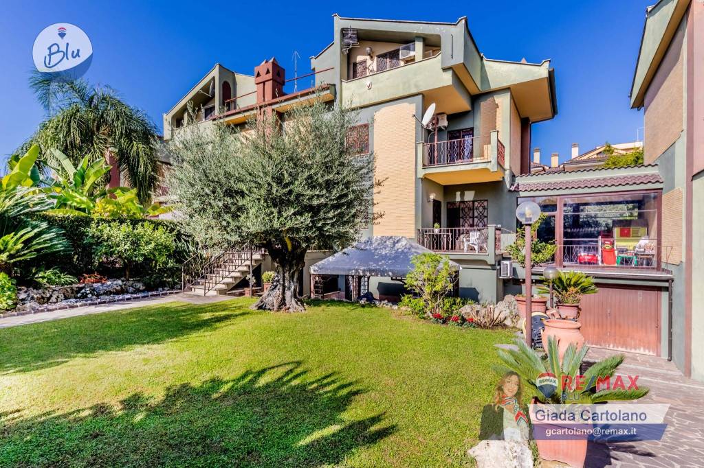 Villa Bifamiliare in vendita a Roma via Fanocle