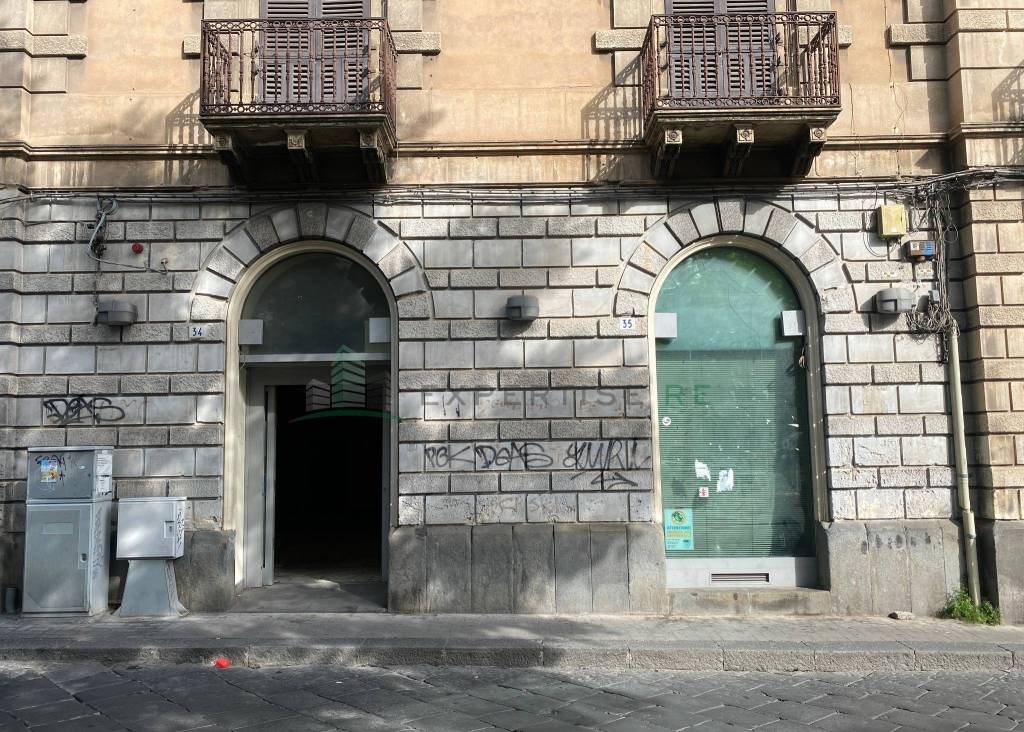 Negozio in vendita a Catania piazza Camillo Benso di Cavour, 34