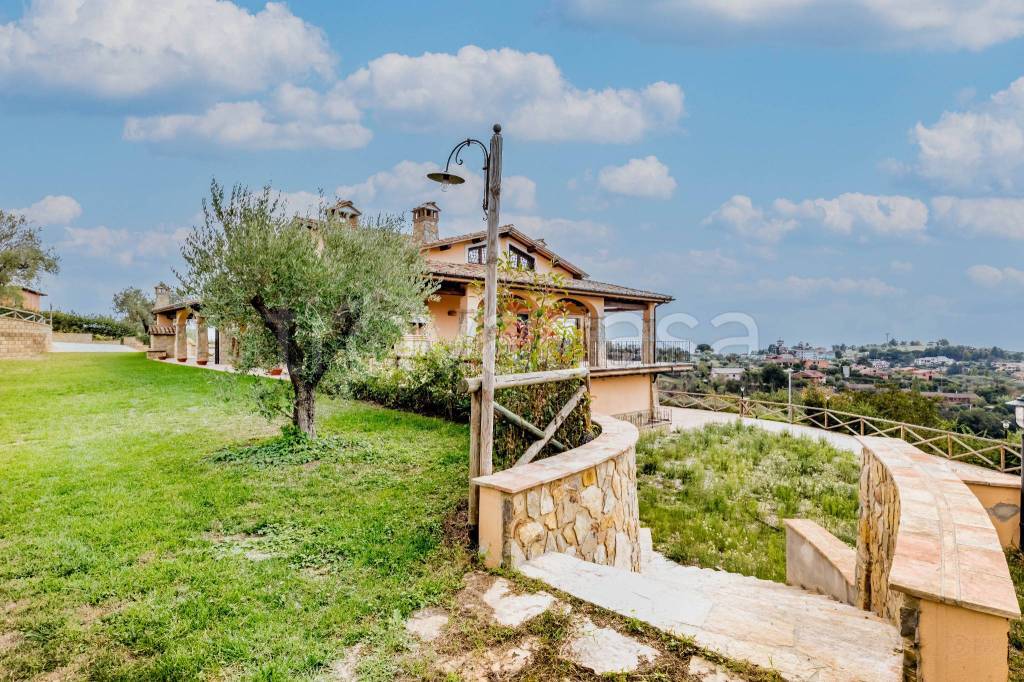 Villa Bifamiliare in vendita a Castelnuovo di Porto via Monte Soriano